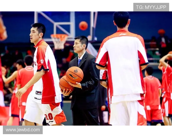 中国男篮全力备战世界杯 新阵容亮相引发球迷热议 中国男篮全力备战世界杯 新阵容亮相引发球迷热议